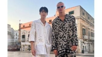 Doyoung NCT Foto Bareng Erling Haaland, Netizen: Jauh Banget Mainnya