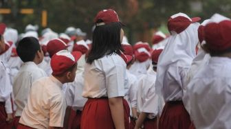 Ironi Sekolah di Indonesia: Pendidikan Gratis tapi Biaya Seragamnya Mahal