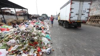 Sampah Dibelakang Balaikota Luber Hingga Menutup Jalan, DLHK Bilang Begini