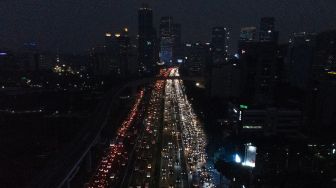 Kepadatan kendaraan saat jam pulang kantor di Jalan Gatot Subroto, Jakarta, Kamis (13/7/2023). [Suara.com/Alfian Winanto]