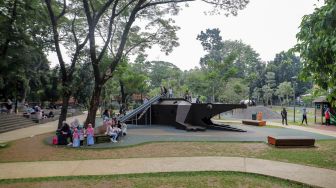 Anak-anak bermain saat berwisata di Tebet Eco Park, Jakarta Selatan, Kamis (13/7/2023). [Suara.com/Alfian Winanto]