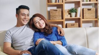 Mencium Istri atau Suami Bisa Batalkan Puasa? Ini Jawaban Ulama