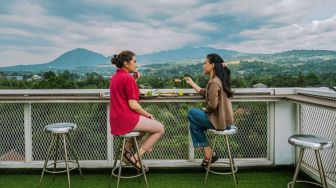 Ngopi Cantik Sambil Melihat Indahnya 4 Gunung di Perbukitan Sentul