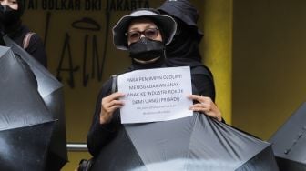 Sejumlah massa saat menggelar aksi unjuk rasa 'Payung Duka' di depan Kementerian Kesehatan, Jakarta, Jumat (14/7/2023). [Suara.com/Alfian Winanto]