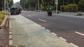 Sejumlah kendaraan melintas di kawasan Wahid Hasyim, Jakarta, Jumat (14/7/2023). [Suara.com/Alfian Winanto]