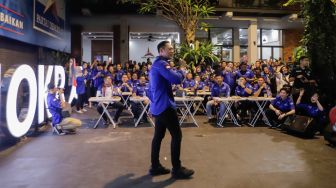 Ketua Umum Partai Demokrat Agus Harimurti Yudhoyono menjawab pertanyaan awak media terkait pidato politiknya di Kantor DPP Partai Demokrat, Jakarta, Jumat (14/7/2023) malam. [Suara.com/Alfian Winanto]