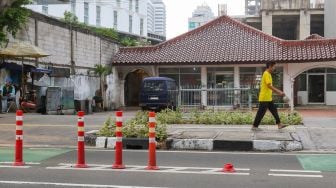 Warga melintas di kawasan Wahid Hasyim, Jakarta, Jumat (14/7/2023). [Suara.com/Alfian Winanto]