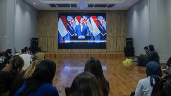 Ketua Umum Partai Demokrat Agus Harimurti Yudhoyono menyampaikan pidato politiknya melalui layar besar di Kantor DPP Partai Demokrat, Jakarta, Jumat (14/7/2023) malam. [Suara.com/Alfian Winanto]