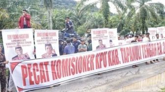 Massa Demo Kantor Bawaslu, Desak Pecat 5 Komisioner KPU Tapteng