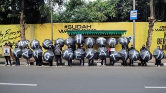 Aksi Payung Duka Tolak UU Kesehatan di Depan Kemenkes