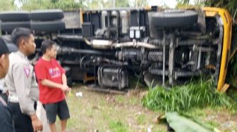 Mobil Dump Truk Tabrak Motor hingga Terguling di Sekincau, Sopir Meninggal Dunia