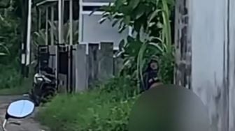 Viral Video Pria Kepergok Asik Onani di Semak-Semak Belakang Kos di Pontianak