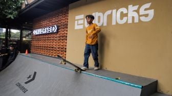 Para Skateboarder melakukan aksi di acara Converse CONS Project di Elbricks Skatepark, Jatinegara, Jakarta Timur, Sabtu (15/7/2023). [Suara.com/Alfian Winanto]