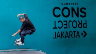 Para Skateboarder melakukan aksi di acara Converse CONS Project di Elbricks Skatepark, Jatinegara, Jakarta Timur, Sabtu (15/7/2023). [Suara.com/Alfian Winanto]