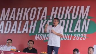 Ketua Umum terpilih Partai Kebangkitan Nusantara, Anas Urbaningrum memberikan pidato politiknya di Kawasan Monas, Jakarta, Sabtu (15/7/2023). [Suara.com/Alfian Winanto]