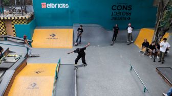 Para Skateboarder melakukan aksi di acara Converse CONS Project di Elbricks Skatepark, Jatinegara, Jakarta Timur, Sabtu (15/7/2023). [Suara.com/Alfian Winanto]