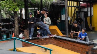 Para Skateboarder melakukan aksi di acara Converse CONS Project di Elbricks Skatepark, Jatinegara, Jakarta Timur, Sabtu (15/7/2023). [Suara.com/Alfian Winanto]