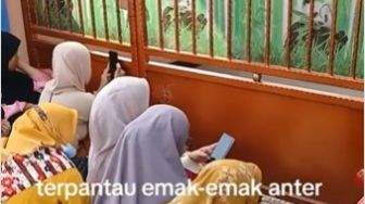 Kocak! Momen Emak-emak Kompak Intip dari Balik Pagar saat Antarkan Anak Sekolah di Hari Pertama