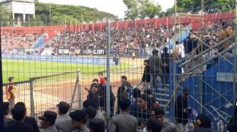 Suporter Kembali Berulah, Manajer Arema FC Minta Maaf