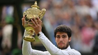 Carlos Alcaraz Juara Wimbledon Usai Kalahkan Novak Djokovic di Final