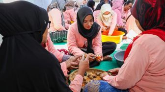 Pemasukan Tambahan, Emak-emak di Sumut Diajarkan Cara Membuat Jamu Tradisional