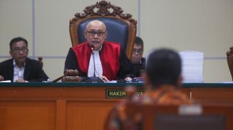 Ahli pidana Universitas Pancasila Agus Surono, menjadi saksi saat persidangan kasus pencemaran nama baik dengan terdakwa Haris Azhar dan Fatia Maulidiyanti di Pengadilan Negeri Jakarta Timur, Senin (17/7/2023). [Suara.com/Alfian Winanto]