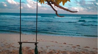 Daya Tarik Pantai Ngalur, Suguhkan Air Laut Biru Indah di Tulungagung