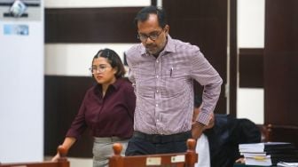 Direktur Lokataru Haris Azhar (kanan) dan Koordinator KontraS Fatia Maulidiyanti (kiri) saat menjalani sidang lanjutan kasus pencemaran nama baik di Pengadilan Negeri Jakarta Timur, Senin (17/7/2023). [Suara.com/Alfian Winanto]