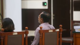 Direktur Lokataru Haris Azhar saat menjalani sidang lanjutan kasus pencemaran nama baik di Pengadilan Negeri Jakarta Timur, Senin (17/7/2023). [Suara.com/Alfian Winanto]