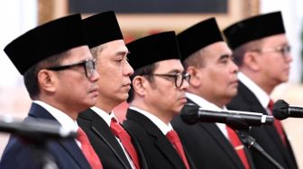 Presiden Joko Widodo atau Jokowi melantik lima wakil menteri di Istana Negara, Jakarta, Senin (17/7/2023). Kelimanya adalah Wamenkominfo Nezar Patria, Wamendes Paiman Raharjo, Wamenlu Pahala Mansury, Wakil Menteri BUMN Rosan Roeslani, Wamenag Saiful R Dasuki. [Foto: Kris - Biro Pers Sekretariat Presiden]