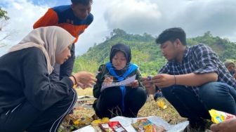 Ratusan Relawan Bersihkan Sampah Pantai Klatak, Ditemukan Sampah Tahun 90an