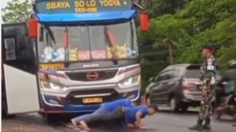 Viral Video Sopir Bus Dihukum Push Up dan Squat Jump oleh Anggota TNI, Diduga Gegara Ugal-ugalan
