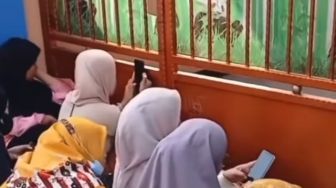 Momen Emak-Emak Antar Anak Sekolah Hari Pertama, Jongkok di Depan Pagar