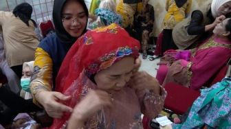 PPIH Makassar Sediakan Jasa Make Up Artist untuk Jemaah Haji yang Ingin Tampil Cantik