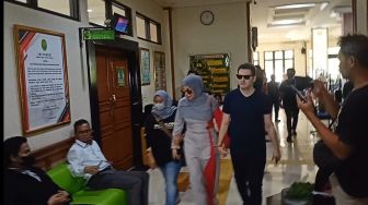 Cinta Penelope Tampil Mesra dengan Suami saat Hadiri Sidang Cerai Perdana