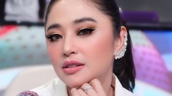 Dewi Perssik Ogah Gaji Pacarnya Berprofesi Pilot Dibandingkan dengan Suami Fitri Carlina