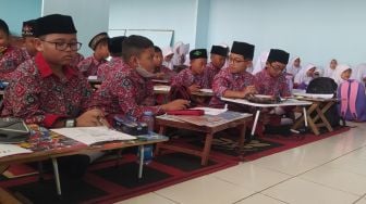 Ironi! HUT Kemerdekaan RI ke-78 Tinggal Hitungan Hari, Siswa SDN di Bandung Belajar Beralas Karpet