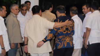 Ketua Umum Partai Gerindra Prabowo Subianto (kiri) bergandengan tangan dengan politisi PDIP Budiman Sudjatmiko (kanan) saat berkunjung ke Kediaman Prabowo di Rumah Kertanegara, Kebayoran Baru, Jakarta Selatan, Selasa (18/7/2023). [Suara.com/Alfian Winanto]