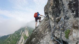 Detik-Detik Menegangkan! Pendaki Selamat Usai Terjun Bebas di Gunung Hood