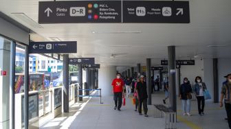 Calon penumpang menunggu kedatangan bus Transjakarta di Halte Transjakarta Kampung Melayu, Jakarta, Rabu (19/7/2023). [Suara.com/Alfian Winanto]