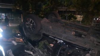 BRAKKK! Toyota Fortuner Kecelakaan Di Exit Tol Plumpang, 3 Penumpang Tewas