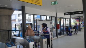 Calon penumpang menunggu kedatangan bus Transjakarta di Halte Transjakarta Kampung Melayu, Jakarta, Rabu (19/7/2023). [Suara.com/Alfian Winanto]