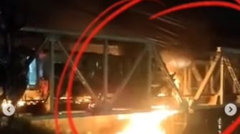 Heroik! Video Detik-detik Masinis Loncat dari Lokomotif Terbakar Usai Kereta Api Tabrak Truk di Semarang