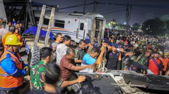 Kereta Api Brantas Tabrak Truk di Semarang