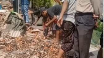 Viral Truk Bermuatan Telur Terguling di Surabaya, Warga Berebut Mengambil
