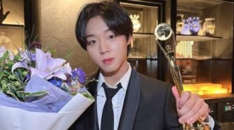 Aktor Park Ji Hoon Menangkan Penghargaan di "Blue Dragon Series Awards"