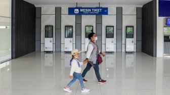 Sejumlah calon penumpang membeli tiket di loket lantai dua Terminal Kampung Rambutan, Jakarta Timur, Kamis (20/7/2023). [Suara.com/Alfian Winanto]
