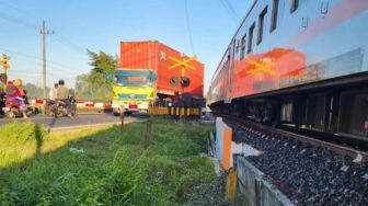 Kronologi Truk Kontainer Nyaris Tertabrak KA Logawa di Jember, Nekat Terobos Palang Pintu