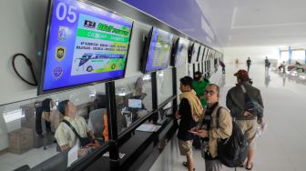 Sejumlah calon penumpang membeli tiket di loket lantai dua Terminal Kampung Rambutan, Jakarta Timur, Kamis (20/7/2023). [Suara.com/Alfian Winanto]
