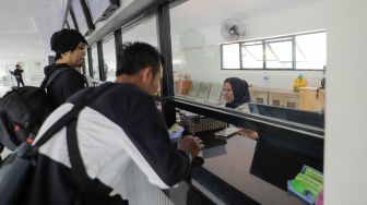 Sejumlah calon penumpang membeli tiket di loket lantai dua Terminal Kampung Rambutan, Jakarta Timur, Kamis (20/7/2023). [Suara.com/Alfian Winanto]
